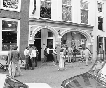 880815 Afbeelding van een groep jongeren voor het Dansinstituut de Rijk (Nieuwegracht 49) te Utrecht.